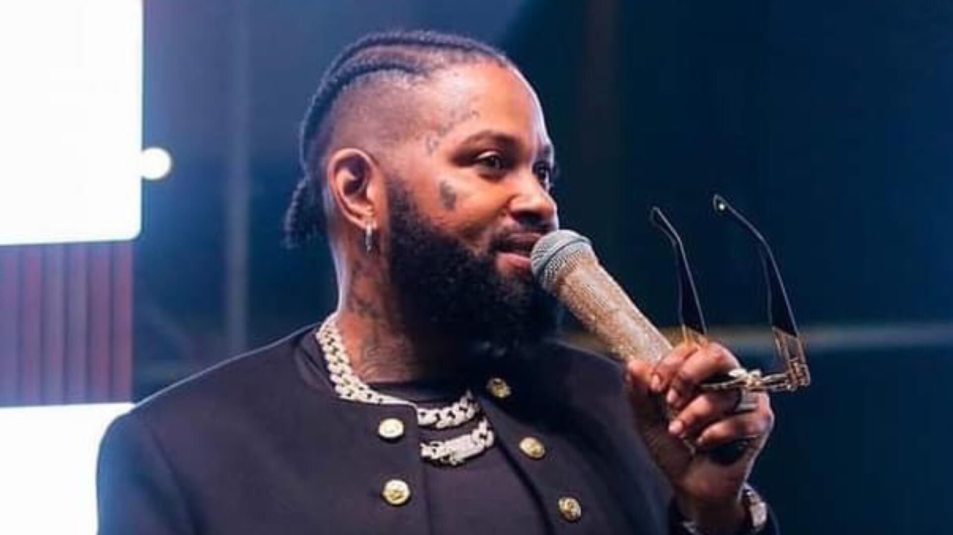 Ferre Gola annonce un concert à Nairobi à la même date que son concert