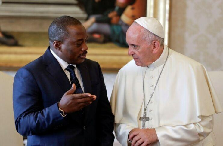 Le pape François échange avec le président de la RDC Joseph Kabila lors d'une audience privée au Vatican, le 26 septembre 2016.