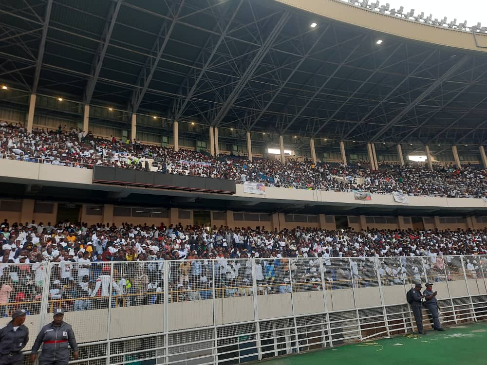 Kinshasa : « Fatshi oyebela mandat esili » scandent les jeunes catholiques au stade des martyrs.
