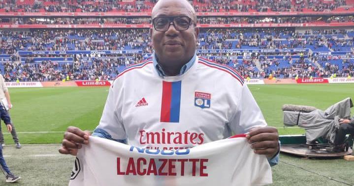 Alexandre Lacazette offre son maillot à Eugène Kabongo