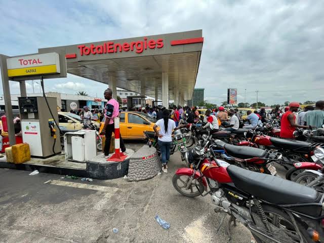 Kinshasa : 1 litre d’essence se vend désormais à 3000 FC (arrêté)