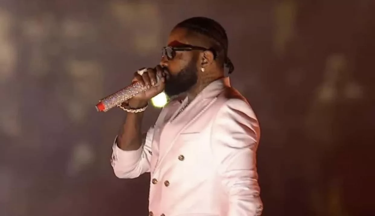 Ferre Gola en blanc stade des martyrs