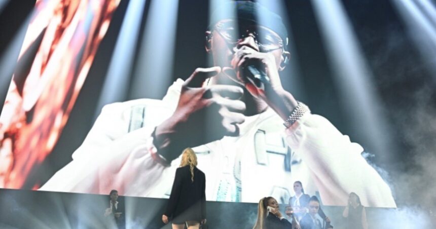 Un hommage grandiose à Werenoi réunit les stars du rap français à Paris ...